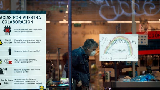 Un ciudadano realiza su compra en un supermercado Un ciudadano realiza su compra en un supermercado