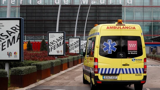 Imagen de una ambulancia a las puertas de Ifema Imagen de una ambulancia a las puertas de Ifema