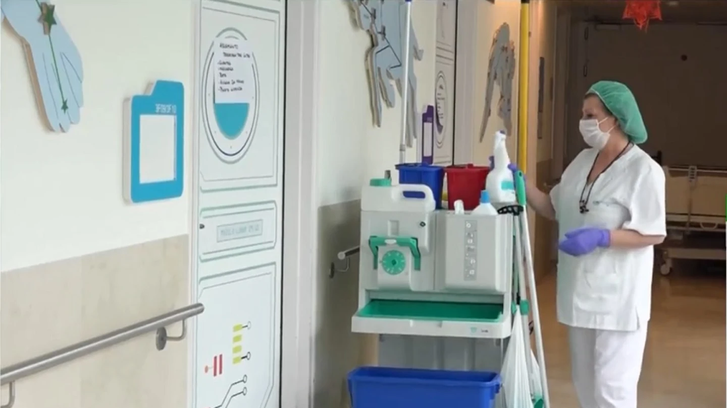 Imagen de una mujer limpiando un centro sanitario Imagen de una mujer limpiando un centro sanitario