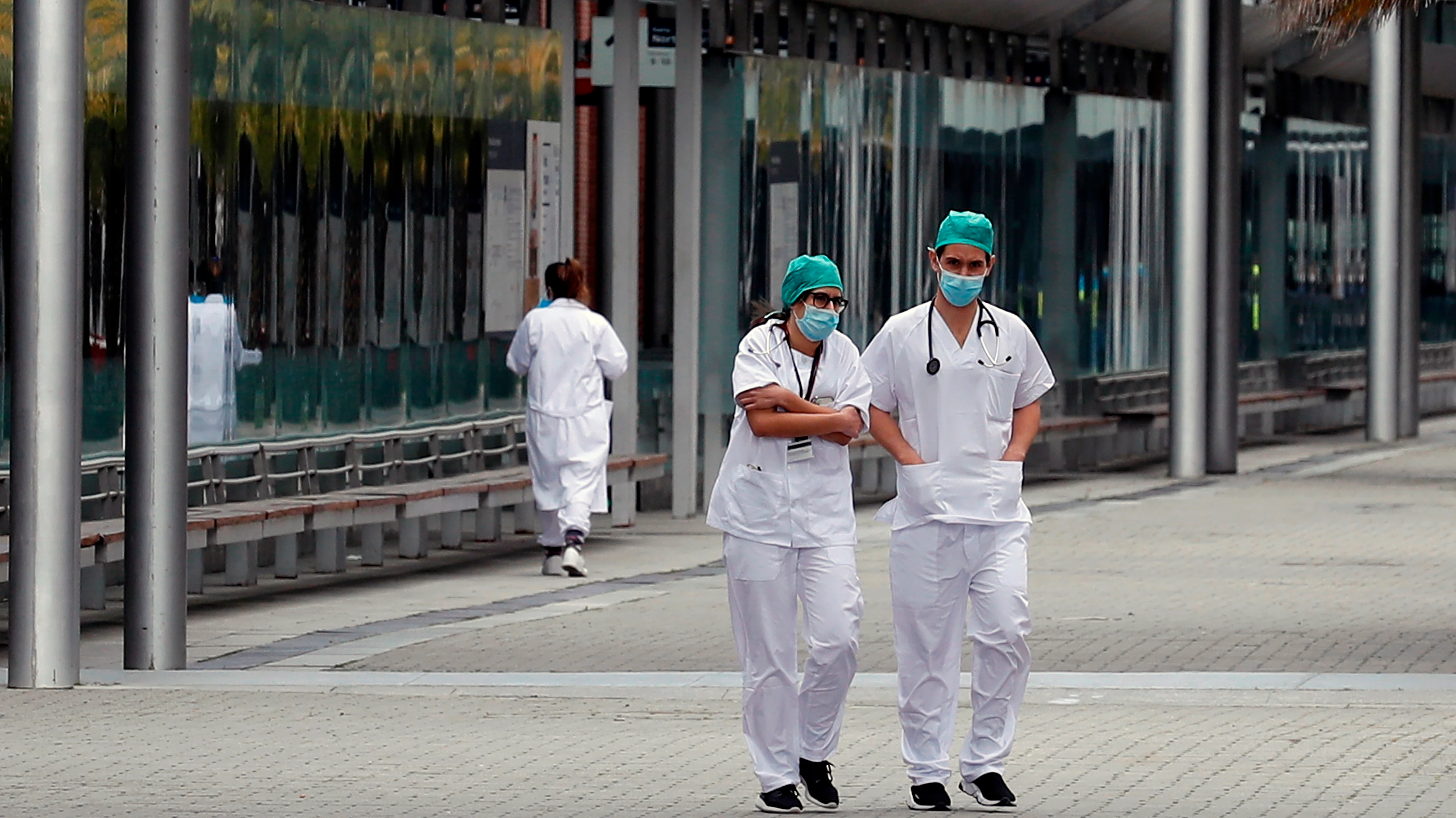 Personal sanitario descansa en los exteriores del Hospital de Ifema, este viernes en Madrid.