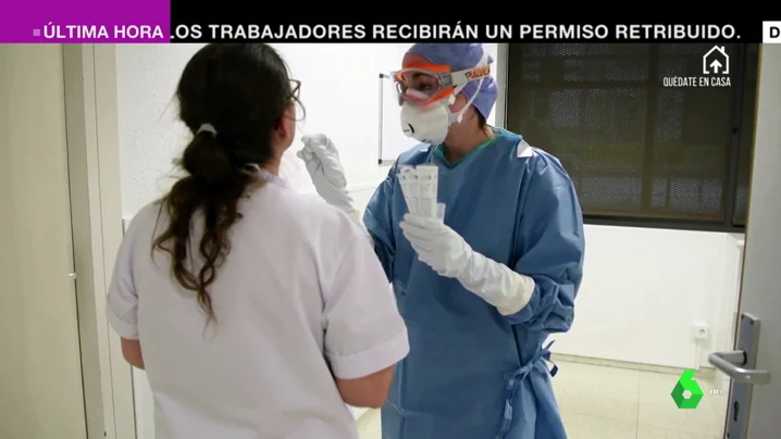 Un sanitario realiza un test del coronavirus