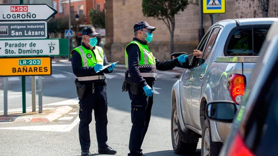 La policía local pide documentación a un conductor en Santo Domingo de la Calzada La policía local pide documentación a un conductor en Santo Domingo de la Calzada