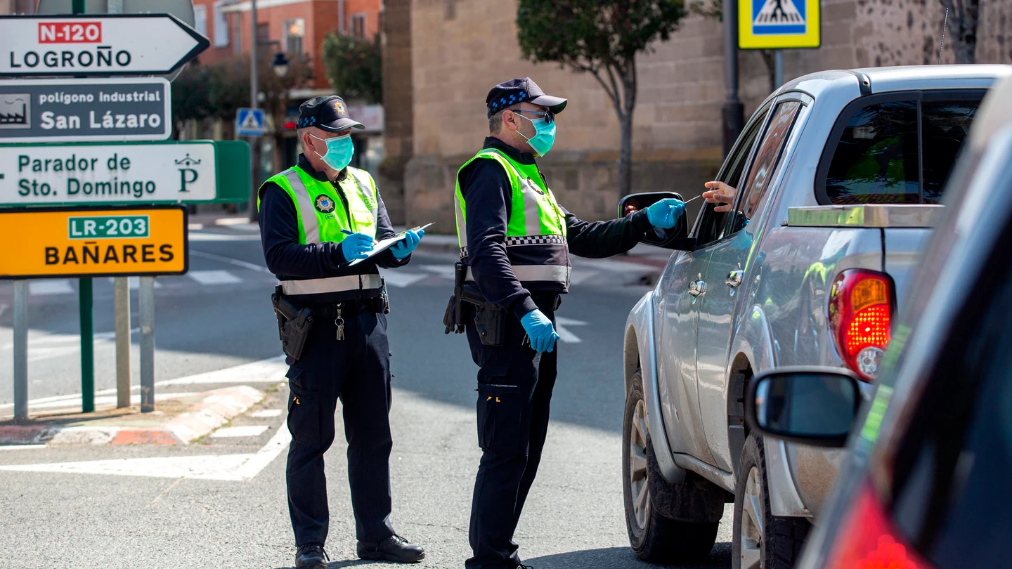 La policía local pide documentación a un conductor en Santo Domingo de la Calzada La policía local pide documentación a un conductor en Santo Domingo de la Calzada