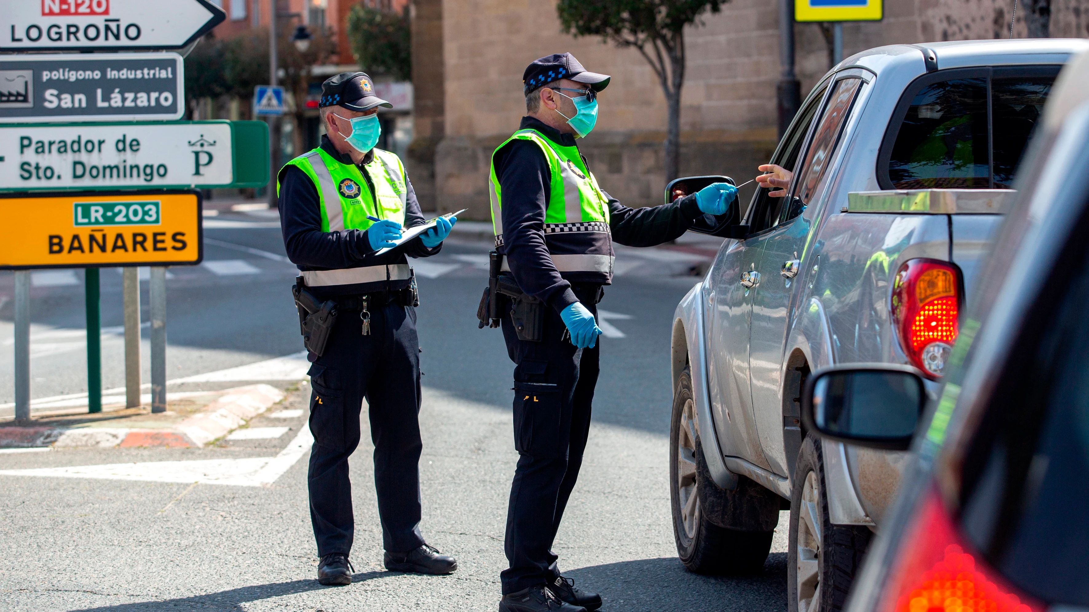 La policía local pide documentación a un conductor en Santo Domingo de la Calzada