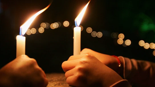 Una persona pone una vela Una persona pone una vela