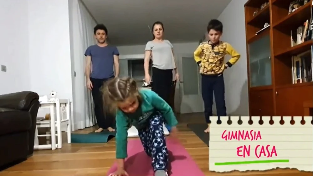 Miguel Rabaneda haciendo gimnasia con su familia durante el confinamiento