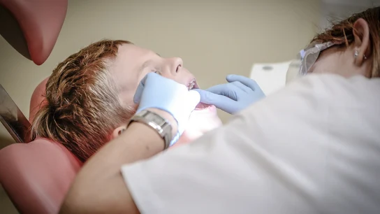 Una dentista atiende a un paciente en una clínica odontológica. Una dentista atiende a un paciente en una clínica odontológica.