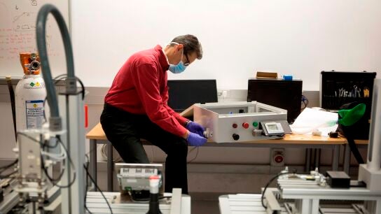 El cirujano cardiovascular del Hospital Regional de M&aacute;laga Ignacio D&iacute;az de Tuesta revisa el modelo de respirador 'M&aacute;laga Respira 3'