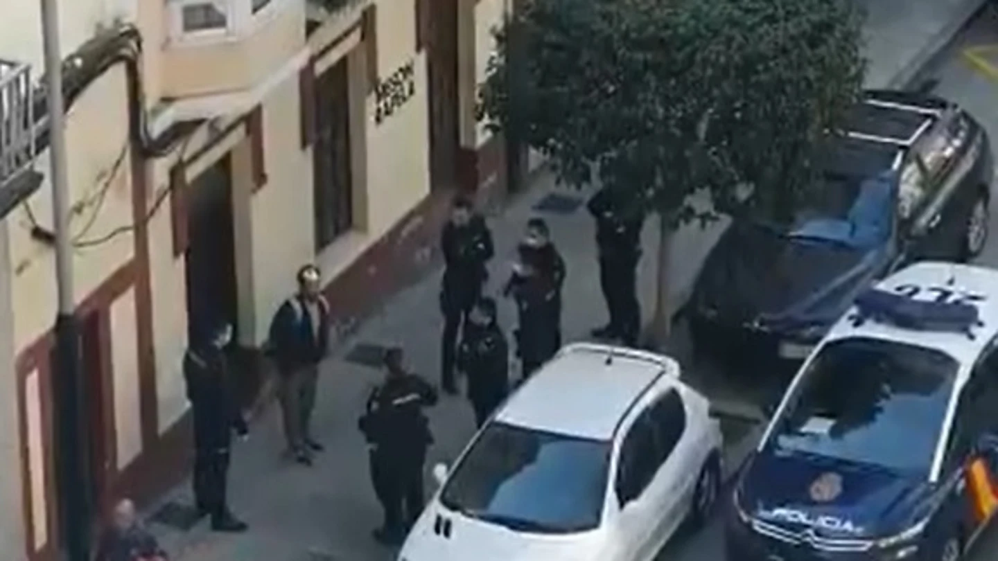 Desalojan un mesón al que los clientes accedían con contraseña desde una puerta lateral en Ferrol Desalojan un mesón al que los clientes accedían con contraseña desde una puerta lateral en Ferrol