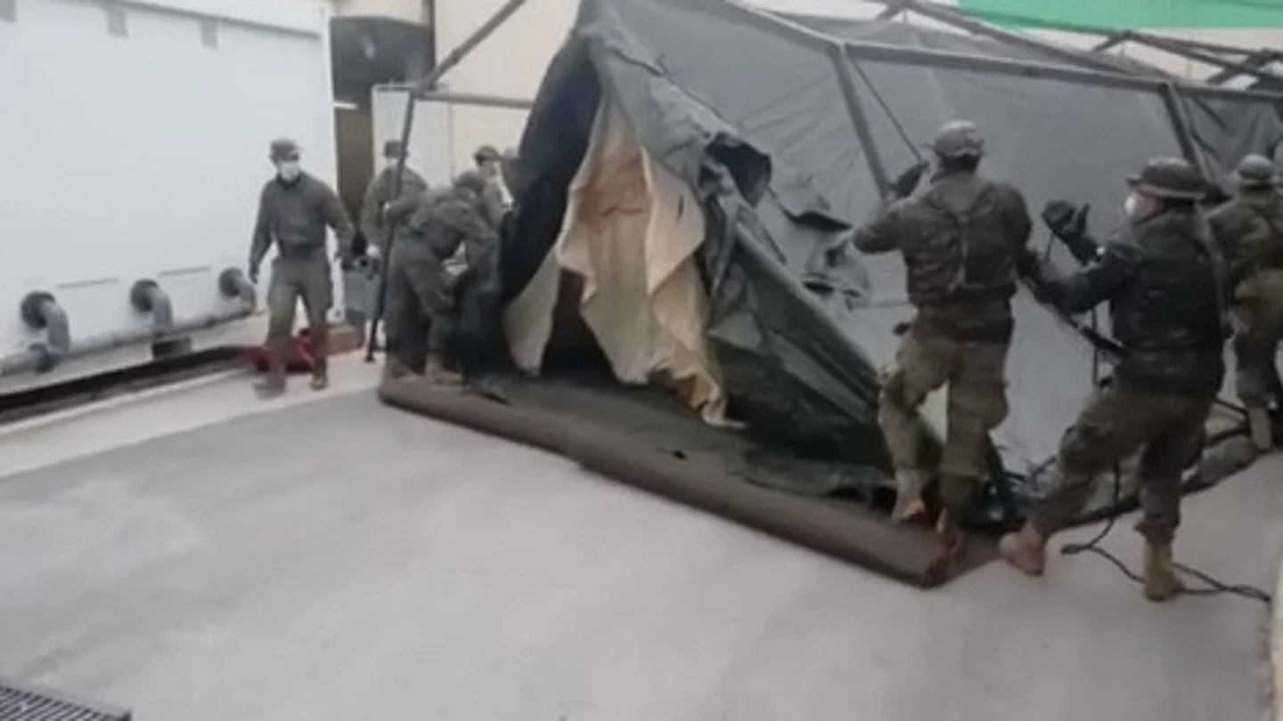 Militares instalando el hospital de campaña junto al Gregorio Marañón Militares instalando el hospital de campaña junto al Gregorio Marañón