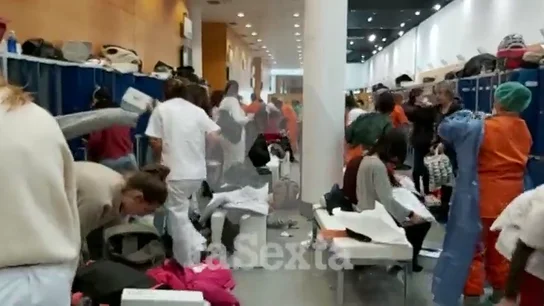 Con vestuarios abarrotados y sin material ni medidas de seguridad: así trabajan los sanitarios destinados en Ifema Con vestuarios abarrotados y sin material ni medidas de seguridad: así trabajan los sanitarios destinados en Ifema