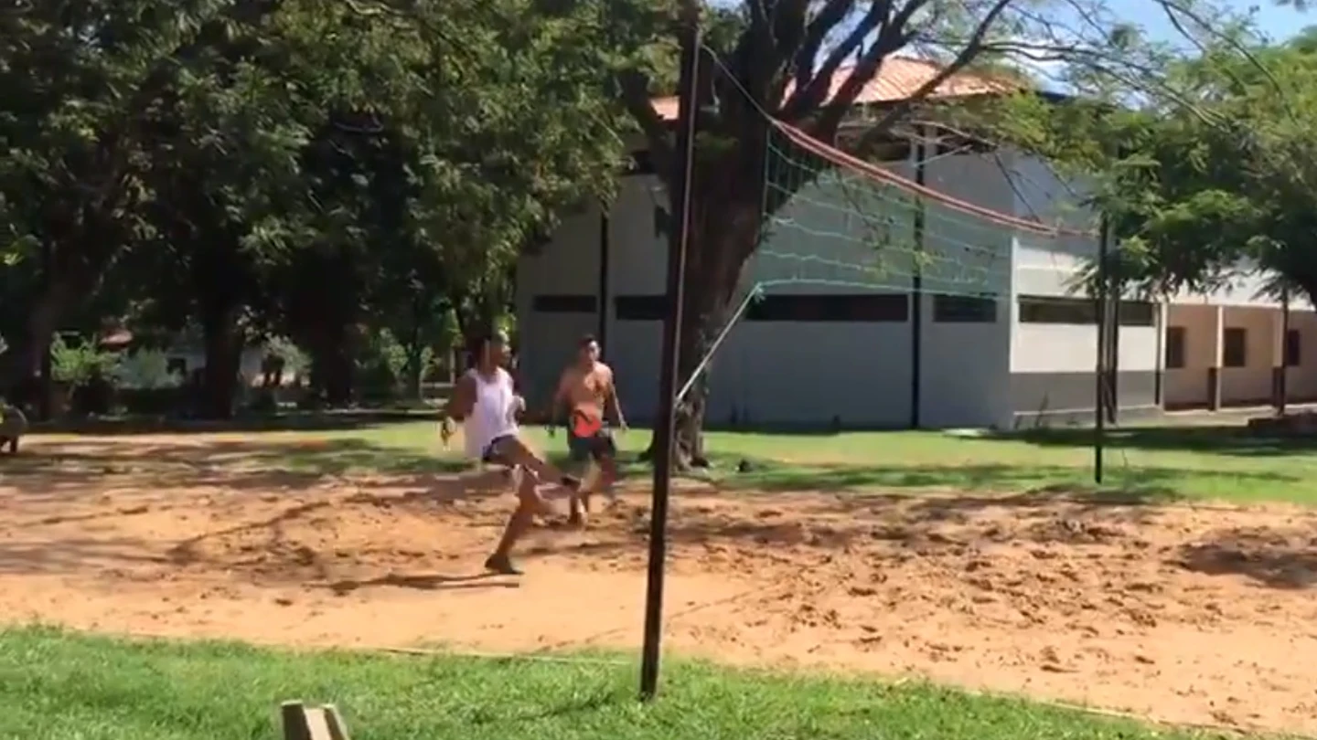 Ronaldinho jugando al futvóley en la cárcel Ronaldinho jugando al futvóley en la cárcel