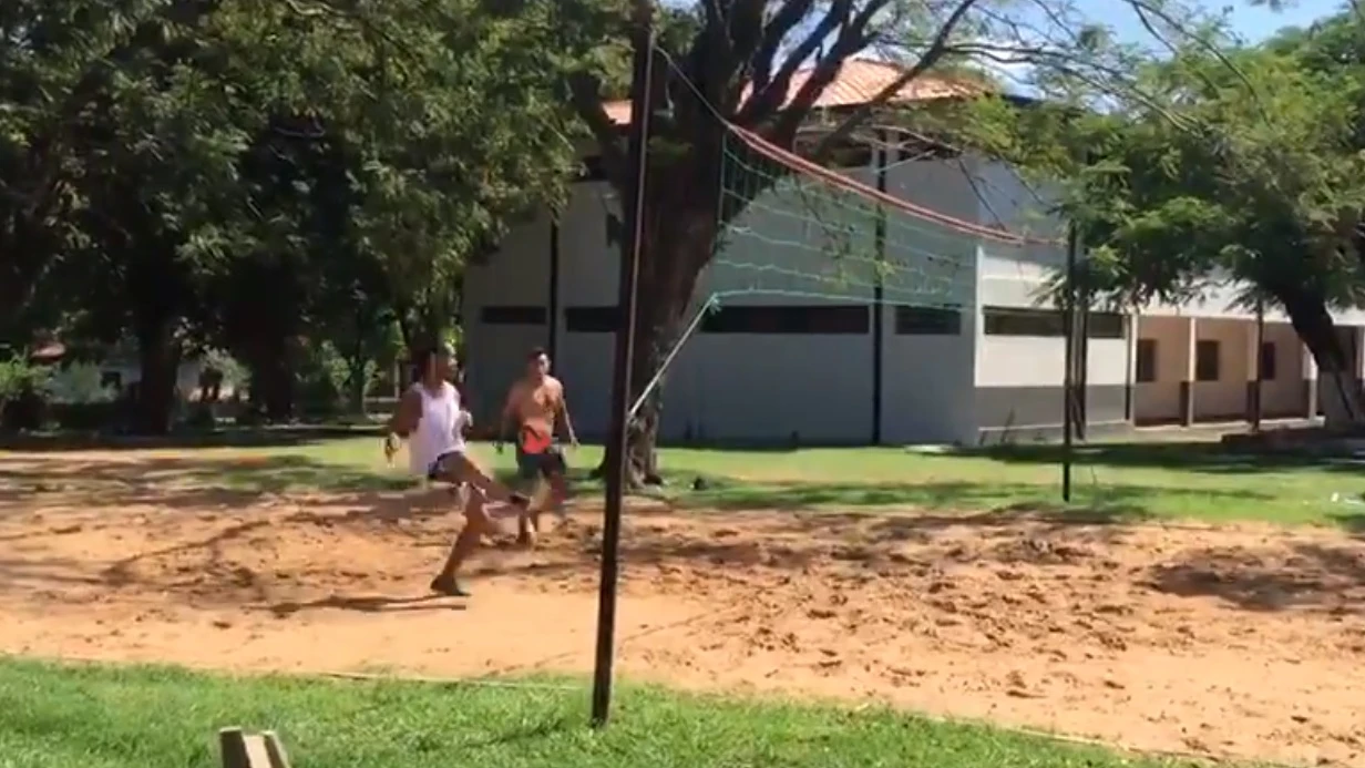 Ronaldinho jugando al futvóley en la cárcel