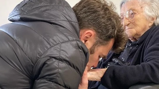 Fonsi Nieto, junto a su abuela Fonsi Nieto, junto a su abuela