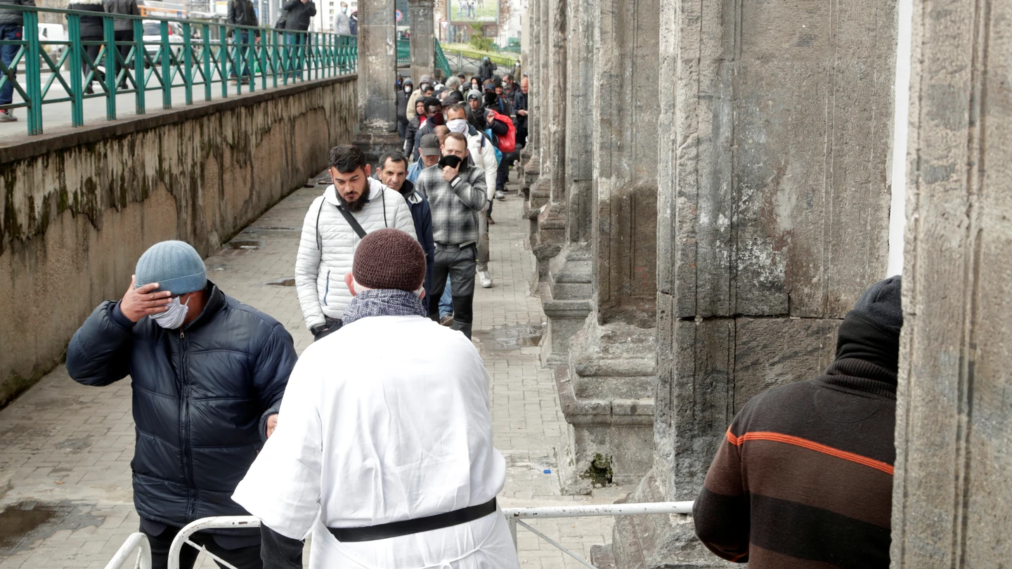 Un sacerdote dona comida en Nápoles, Italia Un sacerdote dona comida en Nápoles, Italia