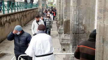 Un sacerdote dona comida en Nápoles, Italia