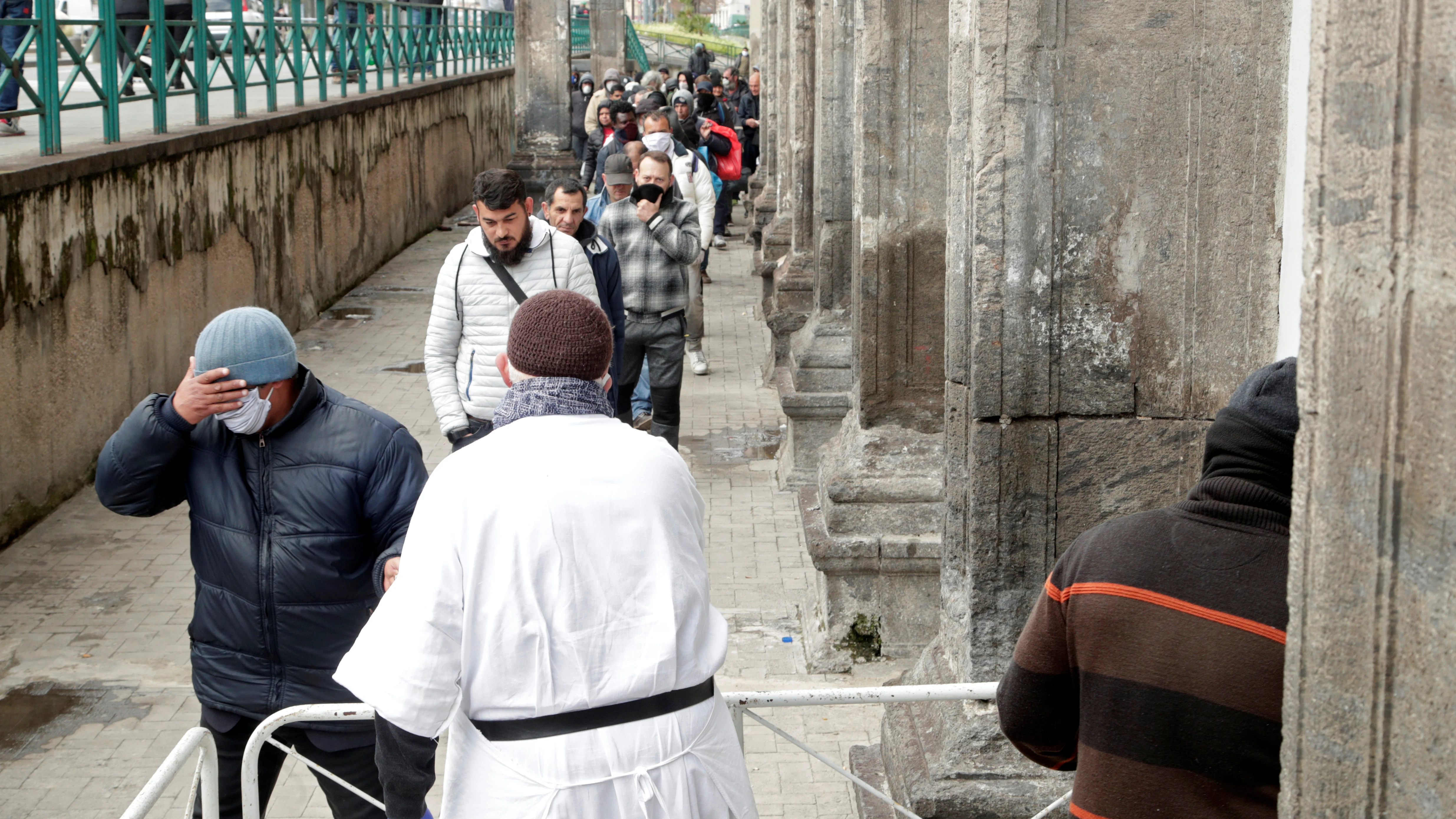 Un sacerdote dona comida en Nápoles, Italia