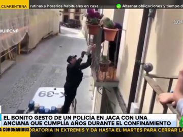 El bonito gesto de un policía de Jaca con una anciana el día de su cumpleaños El bonito gesto de un policía de Jaca con una anciana el día de su cumpleaños