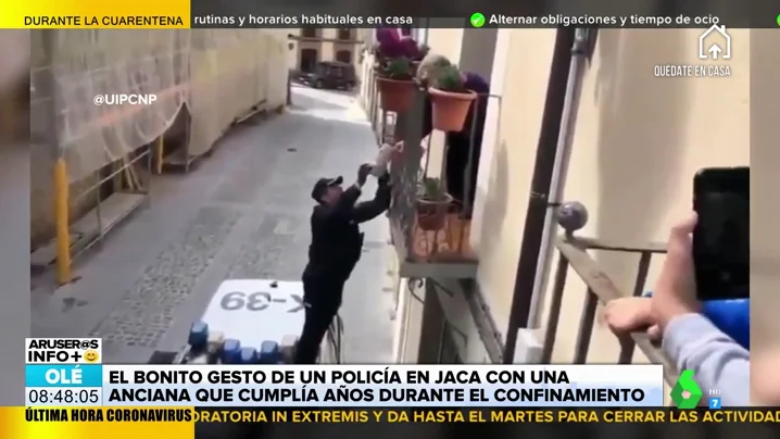 El bonito gesto de un policía de Jaca con una anciana el día de su cumpleaños 