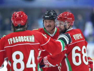 El presidente bielorruso jugó un partido de hockey amateur. El presidente bielorruso jugó un partido de hockey amateur.