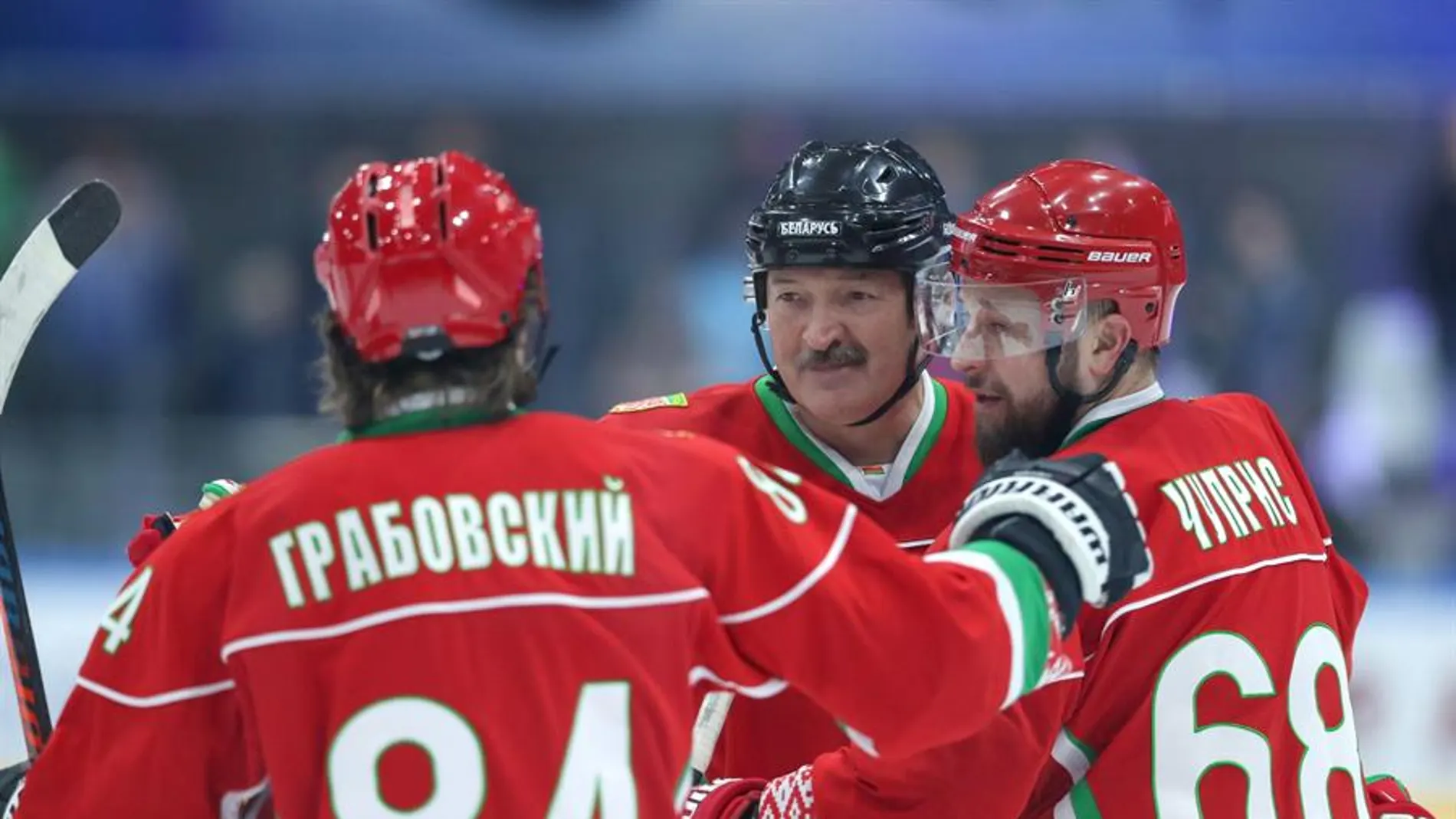El presidente bielorruso jugó un partido de hockey amateur.