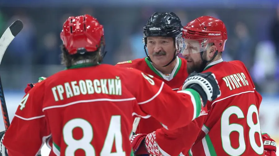 El presidente bielorruso jugó un partido de hockey amateur.