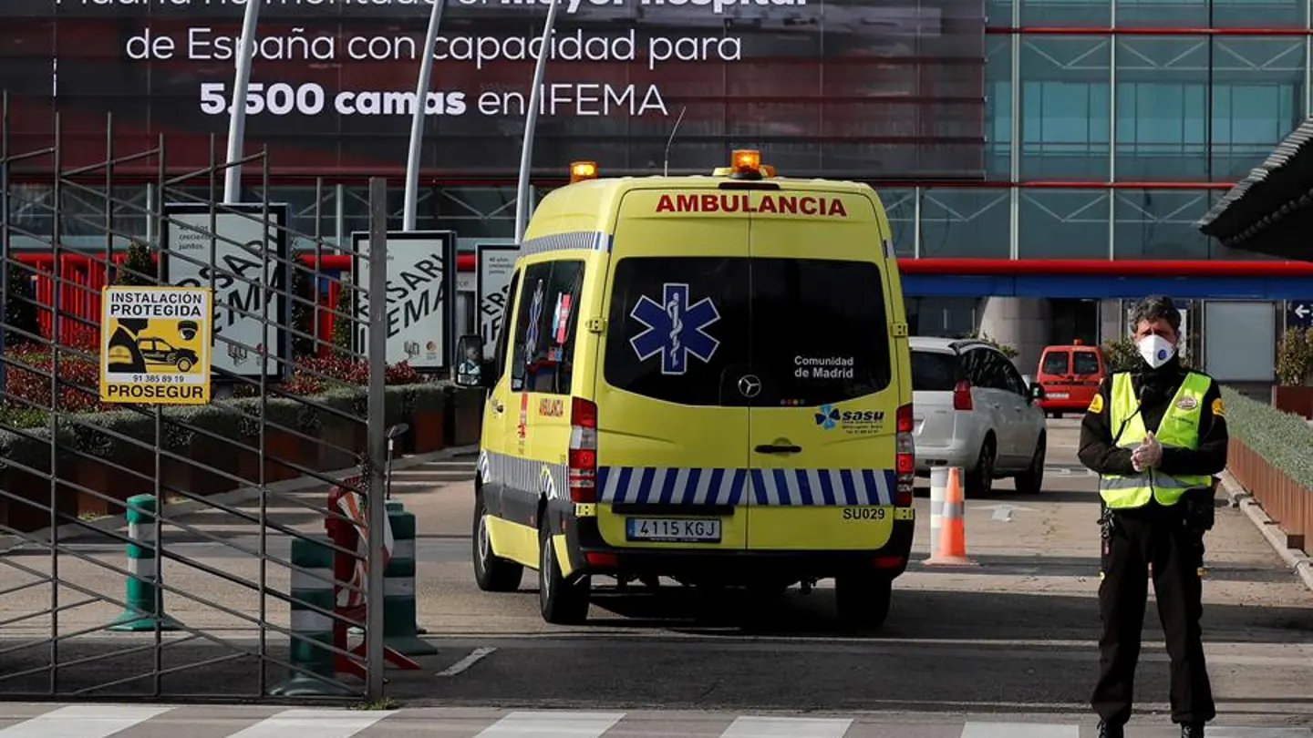 Una ambulancia llega al Hospital de IFEMA, en Madrid Una ambulancia llega al Hospital de IFEMA, en Madrid