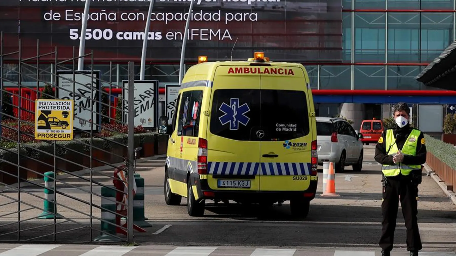 Una ambulancia llega al Hospital de IFEMA, en Madrid
