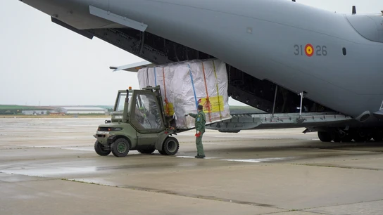 Personal del Ejercito del Aire descargando el avión con material procedente de China Personal del Ejercito del Aire descargando el avión con material procedente de China