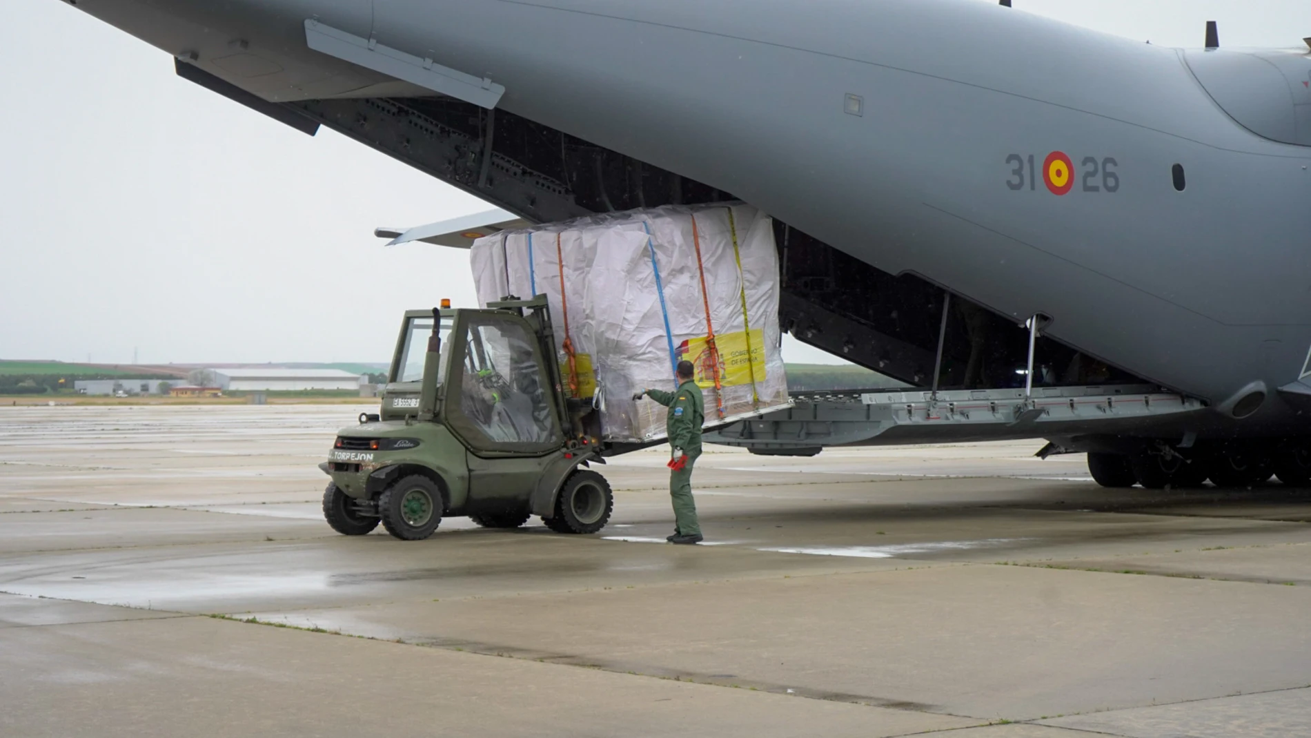 Personal del Ejercito del Aire descargando el avión con material procedente de China