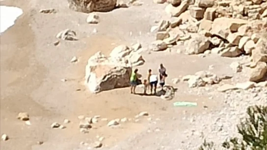 Familia sorprendida en una playa de Xàbia Familia sorprendida en una playa de Xàbia