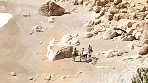 Familia sorprendida en una playa de Xàbia