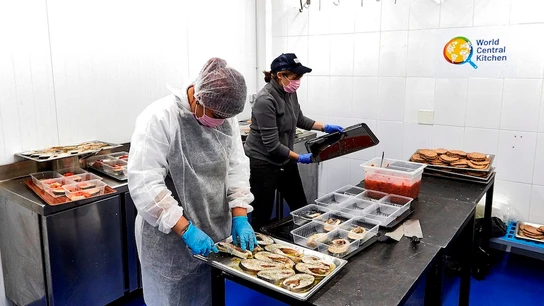 Menús diarios para miles de personas sin recursos: la ayuda del chef José Andrés en la crisis del coronavirus Menús diarios para miles de personas sin recursos: la ayuda del chef José Andrés en la crisis del coronavirus