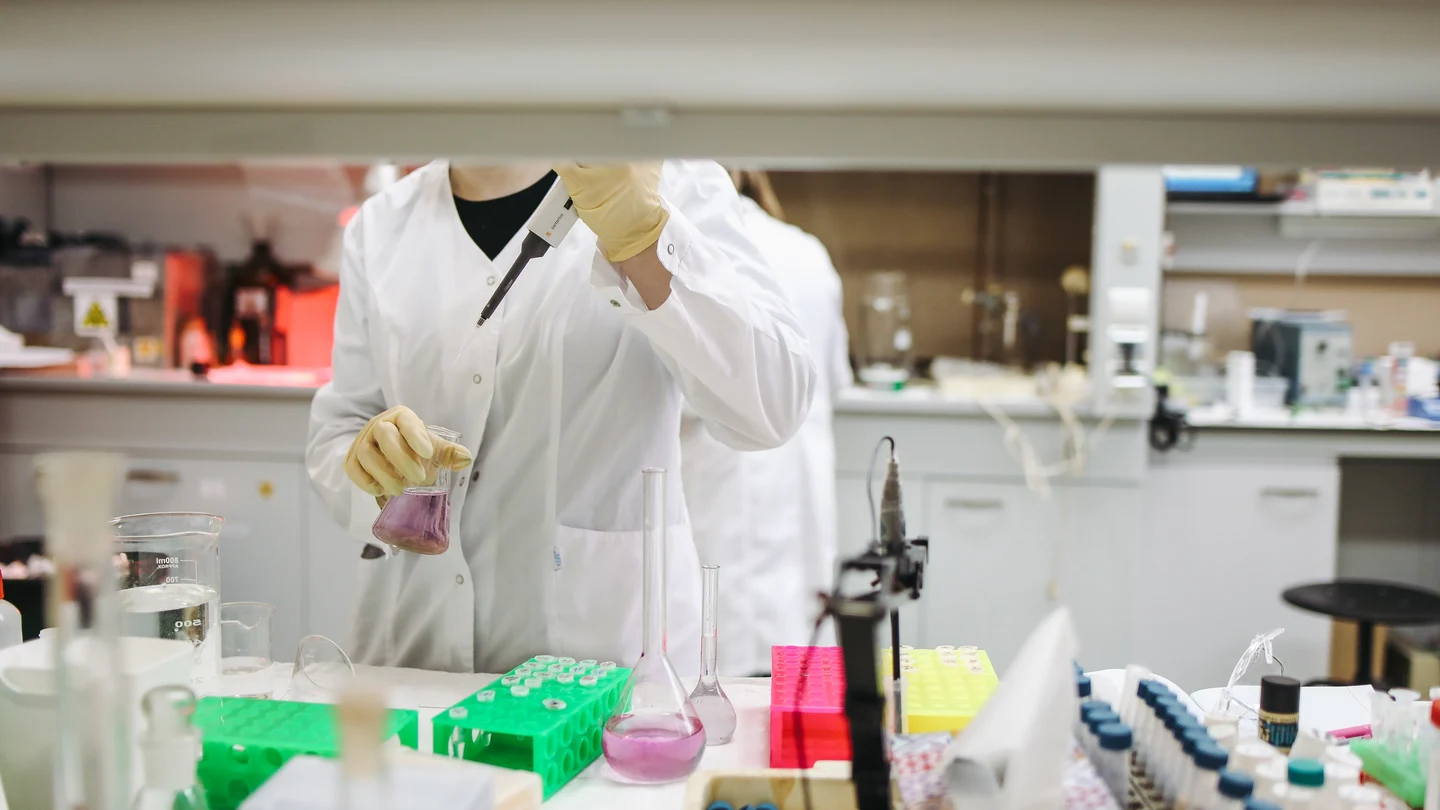 Científico en un laboratorio Científico en un laboratorio