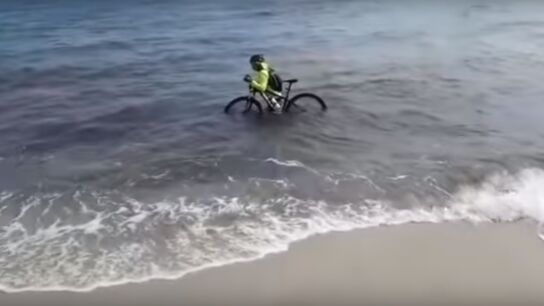 El ciclista se sumergi&oacute; en el mar para evitar ser multado