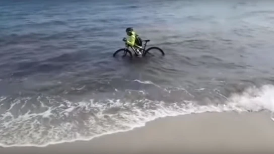 El ciclista se sumergió en el mar para evitar ser multado El ciclista se sumergió en el mar para evitar ser multado