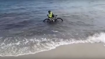 El ciclista se sumergió en el mar para evitar ser multado