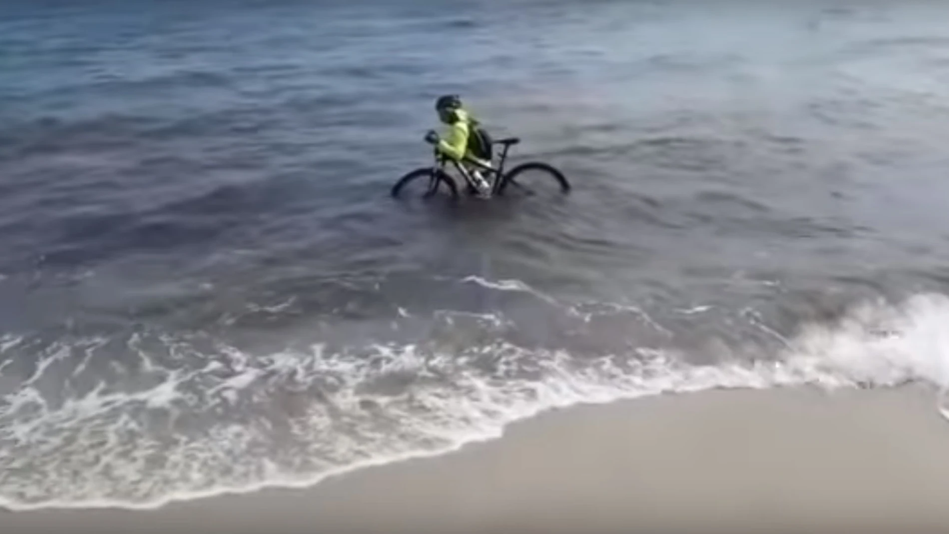 El ciclista se sumergió en el mar para evitar ser multado