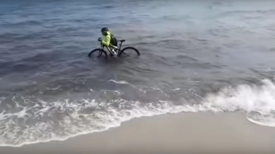 El ciclista se sumergió en el mar para evitar ser multado