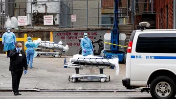Varias camillas con víctimas esperan en la calle para su traslado a la morgue móvil