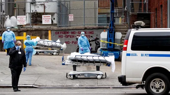 Varias camillas con víctimas esperan en la calle para su traslado a la morgue móvil Varias camillas con víctimas esperan en la calle para su traslado a la morgue móvil