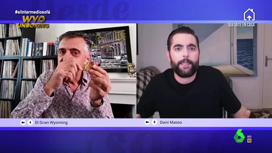 La divertida reacción de Dani Mateo cuando Wyoming le pone 'La Internacional' por sorpresa en El Intermedio La divertida reacción de Dani Mateo cuando Wyoming le pone 'La Internacional' por sorpresa en El Intermedio