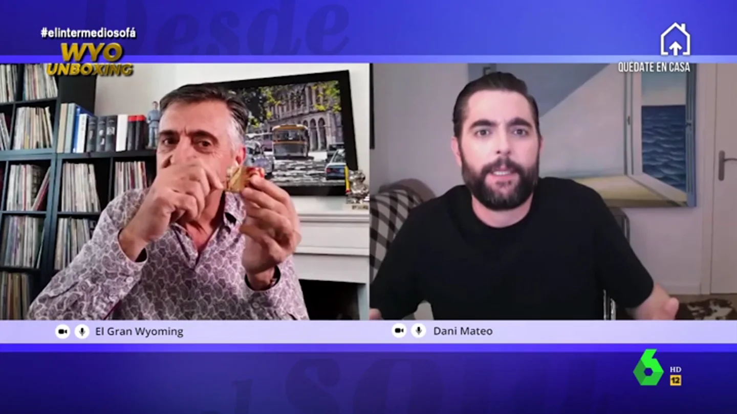 La divertida reacción de Dani Mateo cuando Wyoming le pone 'La Internacional' por sorpresa en El Intermedio La divertida reacción de Dani Mateo cuando Wyoming le pone 'La Internacional' por sorpresa en El Intermedio