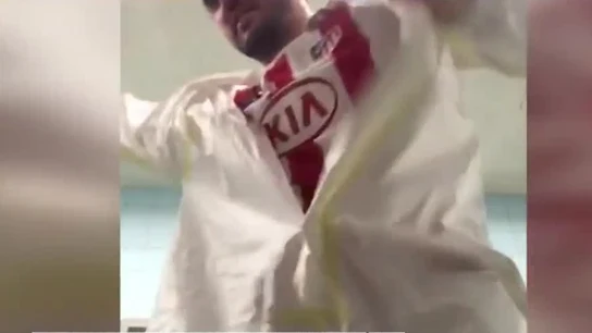Un celador viste la camiseta del Atlético de Madrid. Un celador viste la camiseta del Atlético de Madrid.