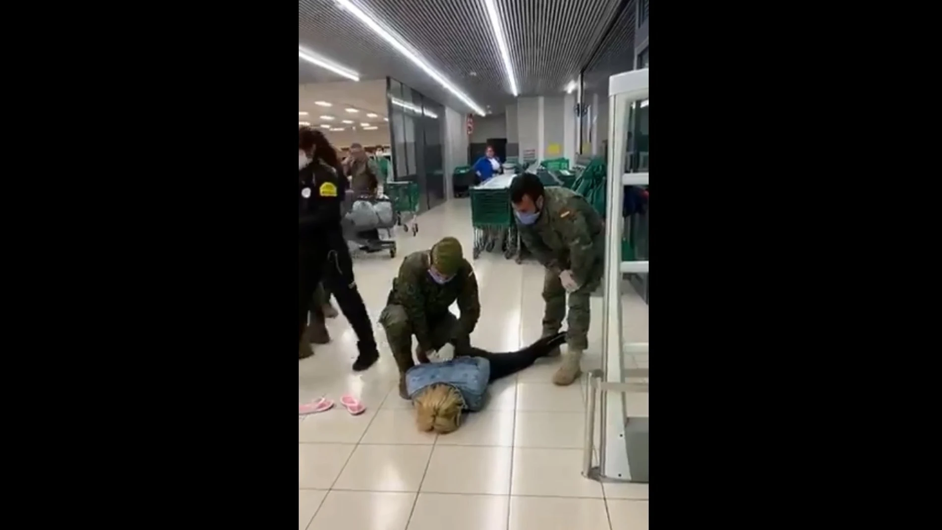 Militares intervienen en un Mercadona para detener a una mujer que agredía al personal de seguridad.