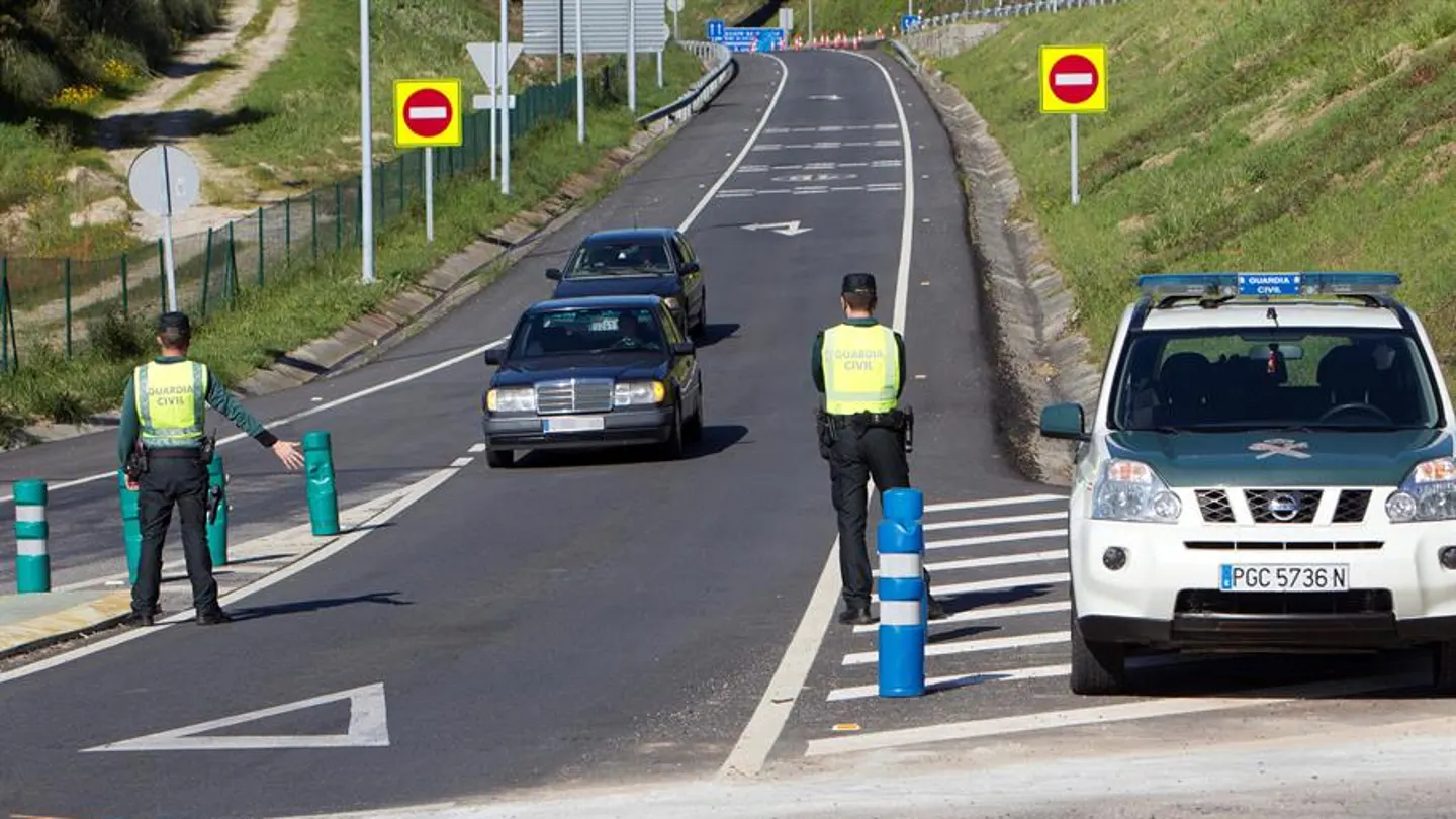 Imagen de archivo de un control de carretera de la Guardia Civil. Imagen de archivo de un control de carretera de la Guardia Civil.