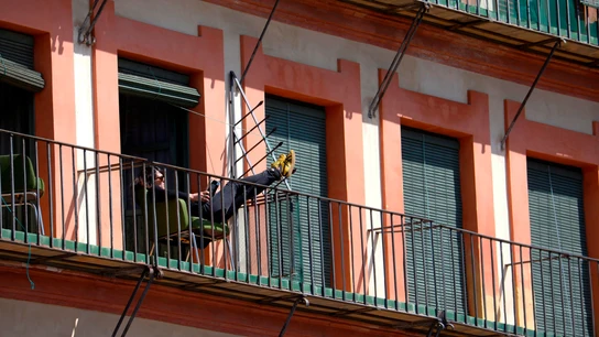 Un hombre toma el sol y lee en un balcón en Córdoba, durante la cuarentena Un hombre toma el sol en un balcón en Córdoba, durante la cuarentena por coronavirus en España