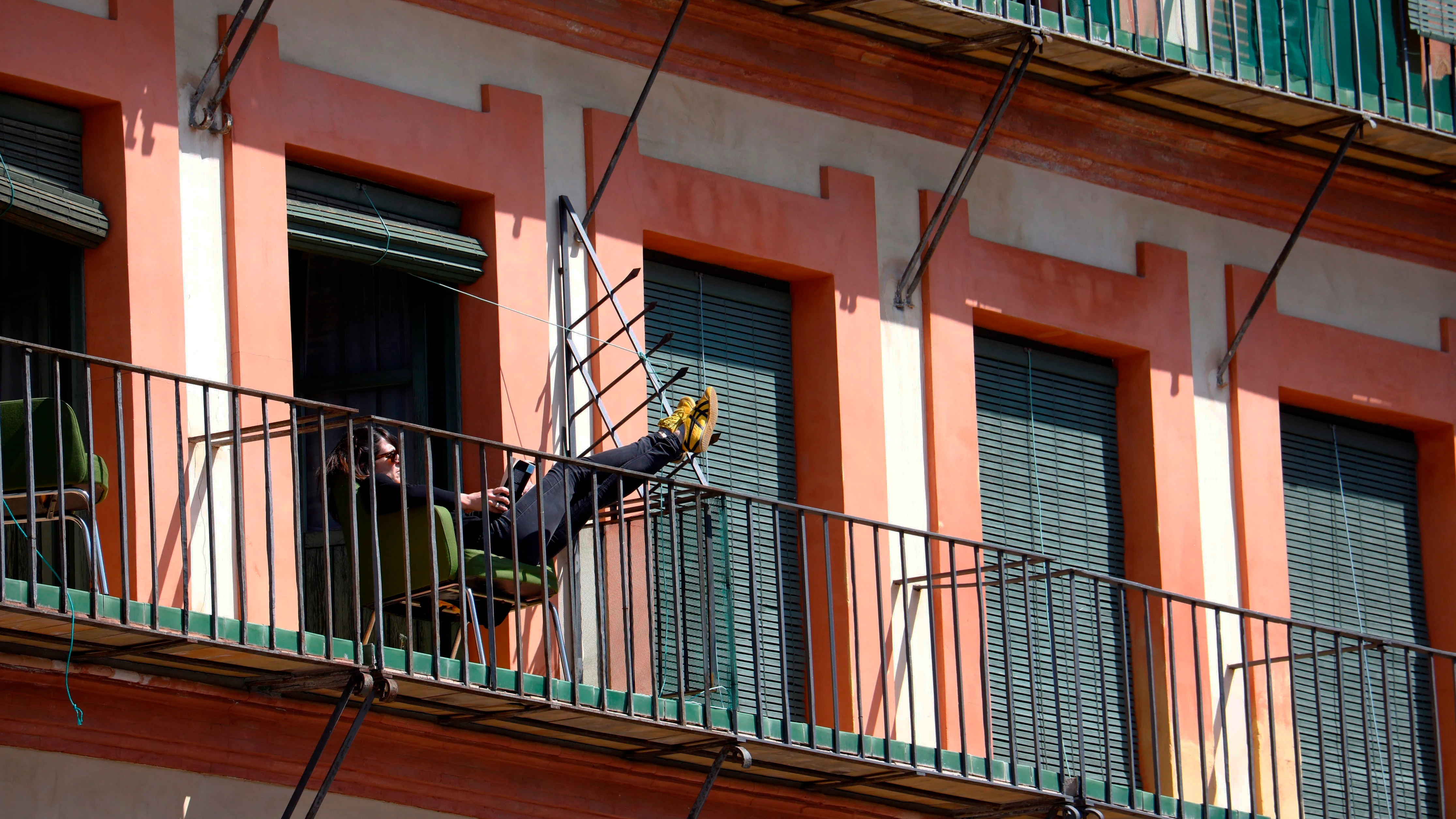 Un hombre toma el sol en un balcón en Córdoba, durante la cuarentena por coronavirus en España