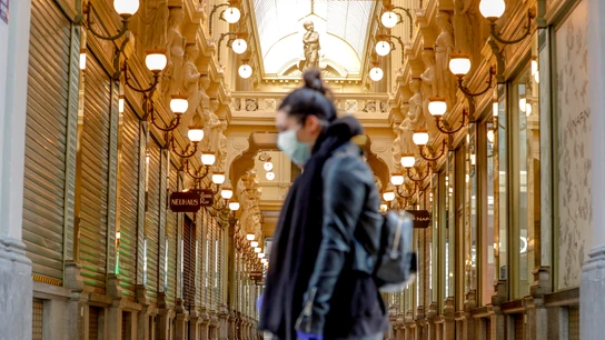 Una mujer pasea por Bruselas con mascarilla Una mujer pasea por Bruselas con mascarilla