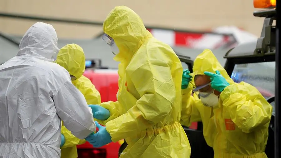 Personal sanitario con trajes de protección en el Hospital Gregorio Marañón